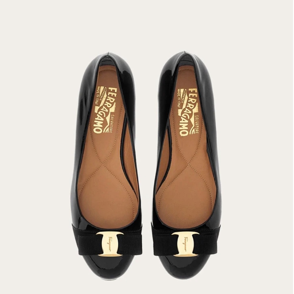 Like new Ferragamo Salvatore Black Patent Leather Vara Bow Ballet Flats